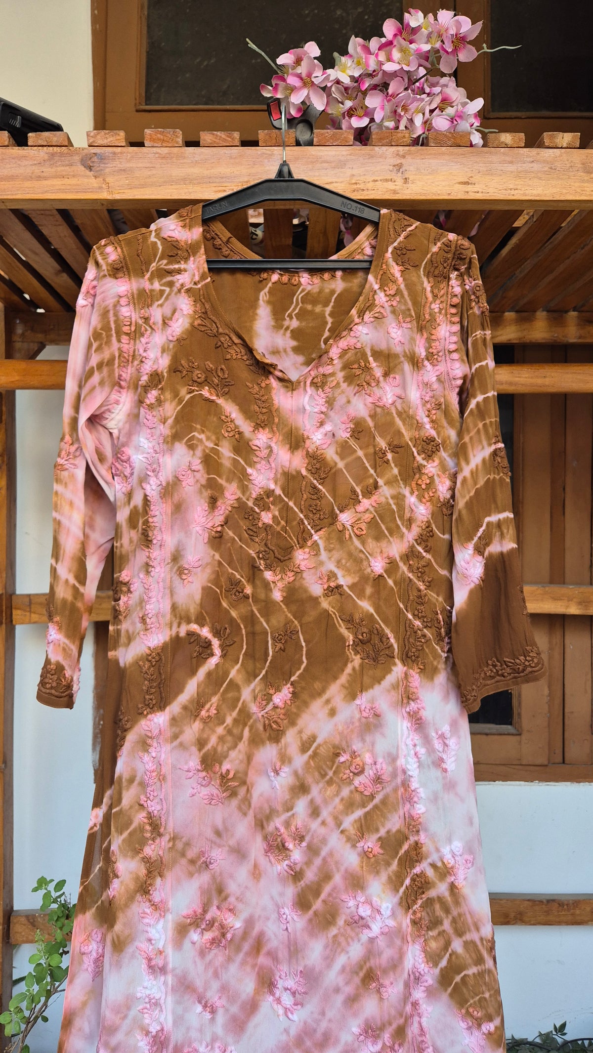 Beautiful tie-dye Do Taar Chikankari on premium georgette straight long kurta by LVW Fashions, featuring intricate Lucknow Chikankari.